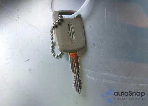 2011 Lincoln Town Car Signature Limited z USA, uszkodzony, nr VIN 2LNBL8CV1BX765272